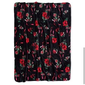 NWT Victoria Secret Roses Sherpa Blanket Exclusive